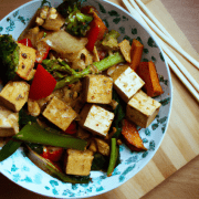 Sauté de légumes et de tofu à la sauce aux cacahuètes (végétalien) haute résolution, inspiration ghibli, 4k
